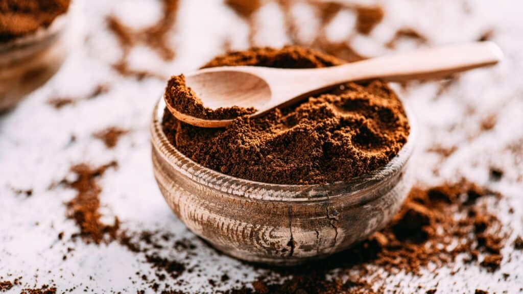 are coffee grounds good for grass